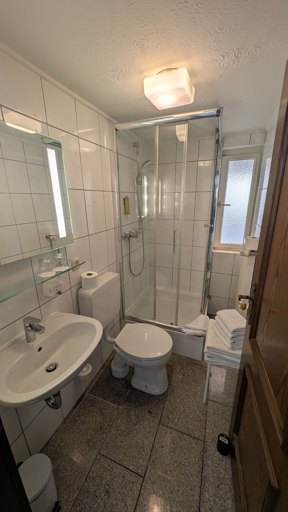 Bad mit Dusche, WC und Waschbecken