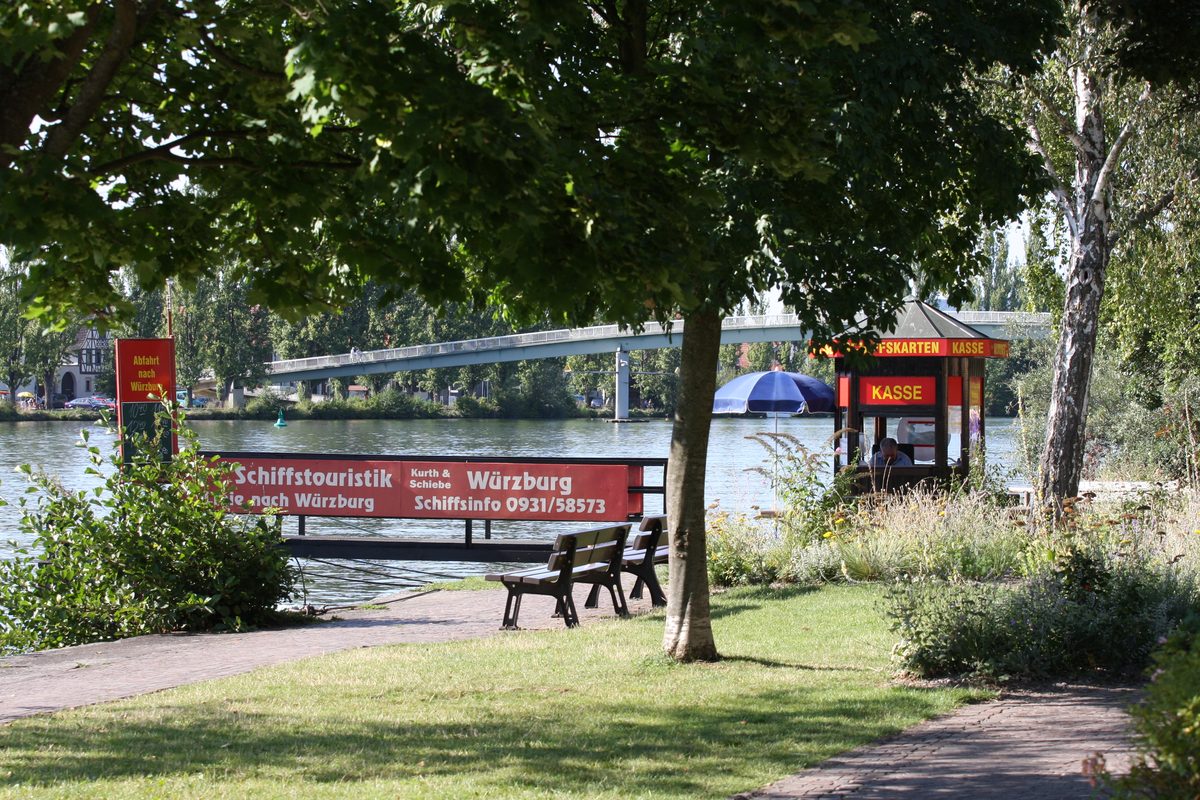 Schiffsanlegestelle in Veitshöchheim mit Abfahrt nach Würzburg