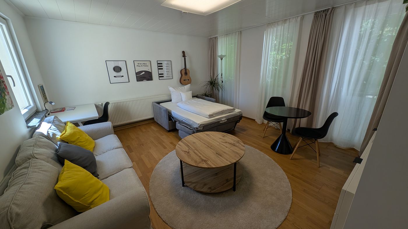 Wohnzimmer mit ausgezogener Schlafcouch als zusätzliches Bett